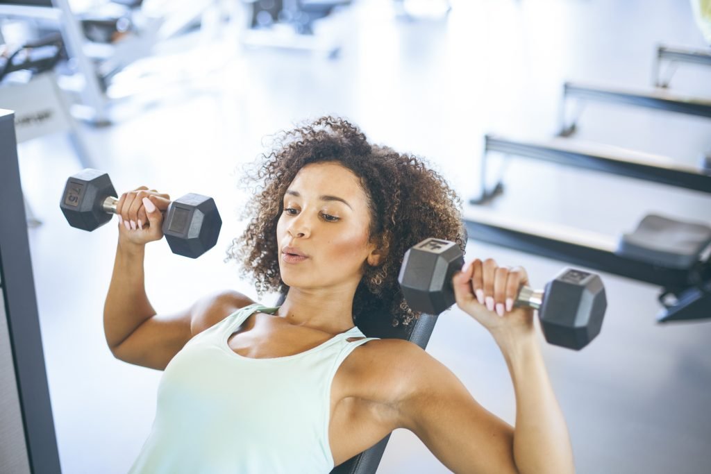 woman lifting weights at the gym.